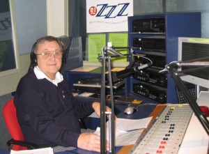 3ZZZ Esperanto Radio presenter Lászlớ Farkaś (Les) in the studio